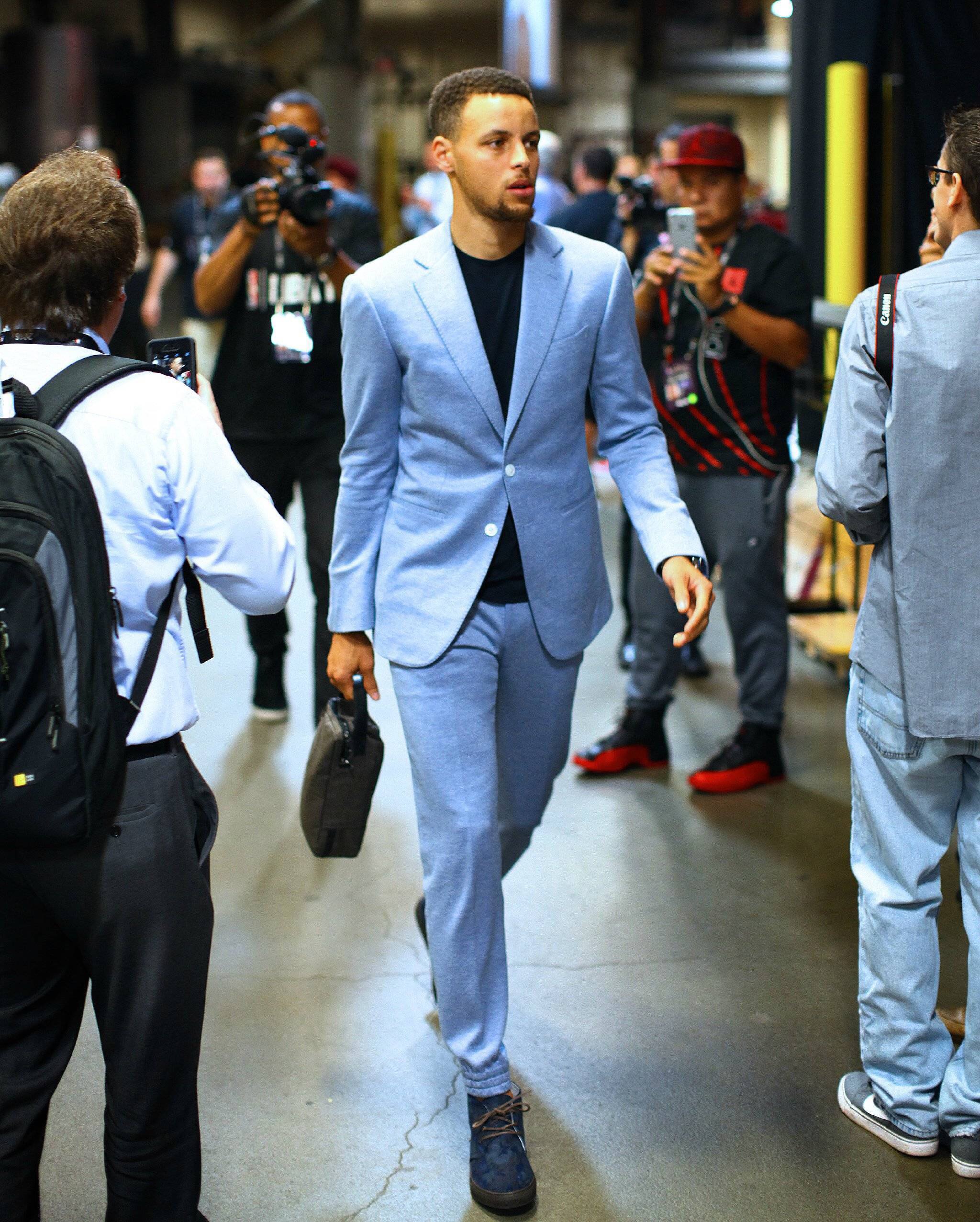 外媒：下赛季欧冠联赛阶段用球将采用白+薄荷绿+紫创新配色（外媒称：下赛季欧冠联赛阶段比赛用球将启用白、薄荷绿与紫的全新配色）