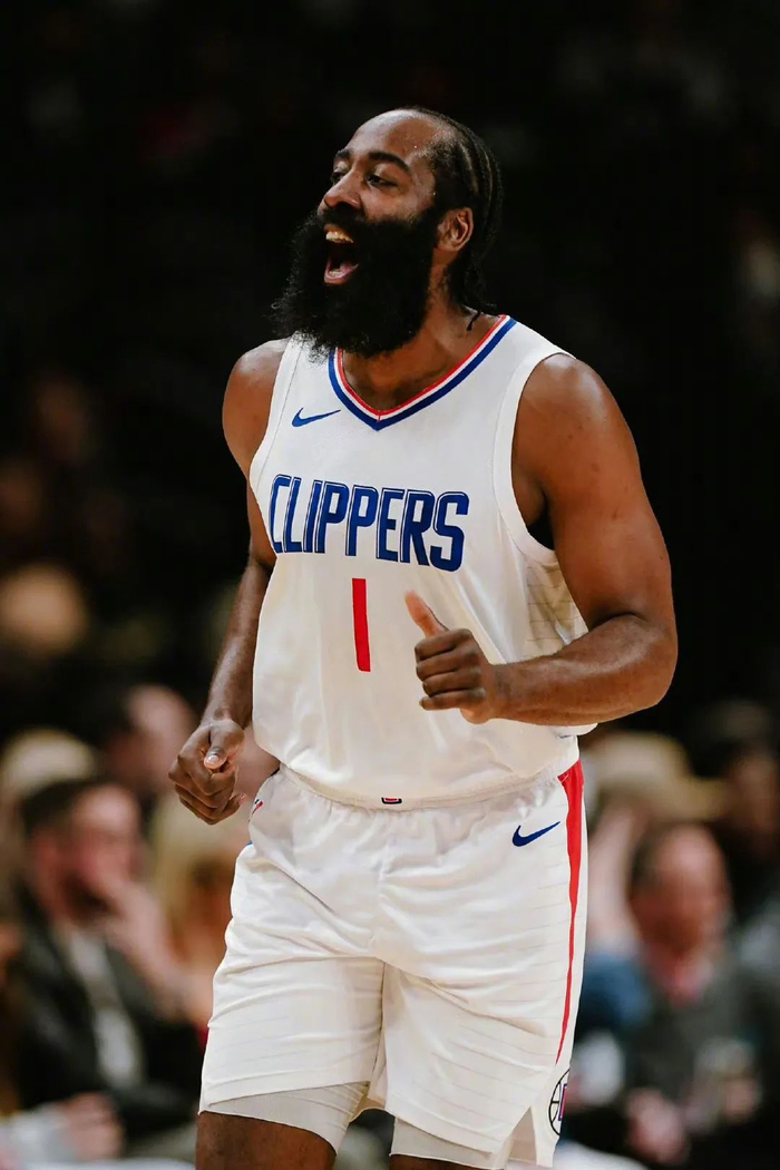 詹姆斯拒绝采访：赛后第一时间沮丧离场 正负值-33连创耻辱纪录（詹姆斯赛后第一时间黯然退场并拒采，正负值-33再创尴尬纪录）