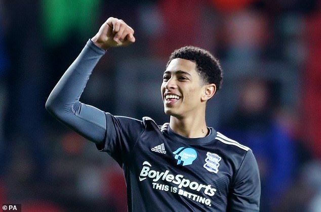 拜伦·斯科特：库里必然是历史前五控卫 但控卫GOAT是魔术师（拜伦·斯科特：库里稳居史上前五控卫，但控卫GOAT仍属魔术师）