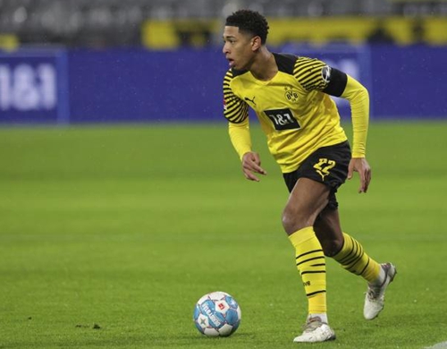 每体：巴萨不会为合同只剩半年的中卫付转会费，想来只能免签（每体：巴萨无意为合同剩半年的中卫支付转会费，若想加盟只能自由身）