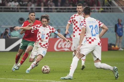 东契奇借掩护展现高超突破技巧（东契奇巧用挡拆尽显高超突破本领）