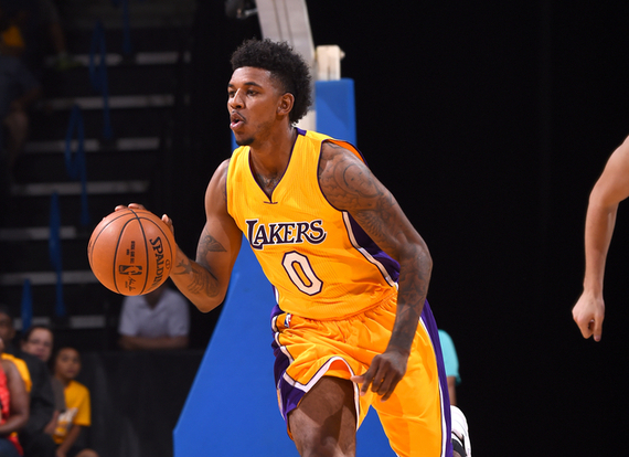 先发制人！德里克·怀特首节7中5拿到14分 三分5中3（开局强势！德里克·怀特首节7投5中砍14分，三分5投3中）