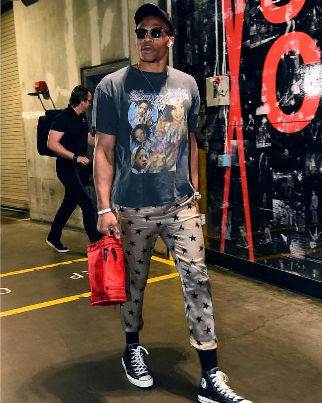 足球曝英超巨星考虑加盟沙特联赛，工资惊人（曝英超巨星或转战沙特联赛，天价薪资引热议）