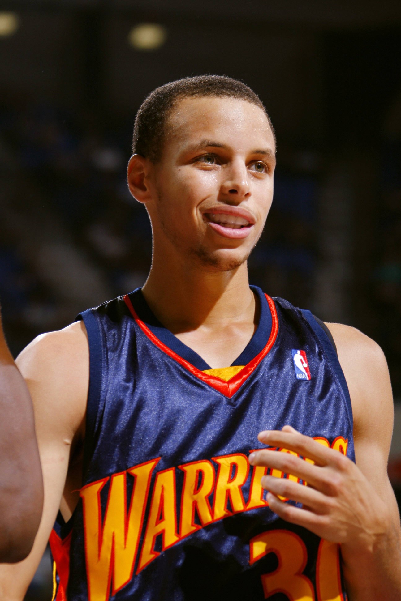 里程碑！德里克·怀特命中职业生涯第1000记三分（生涯里程碑！德里克·怀特投进第1000个三分球）