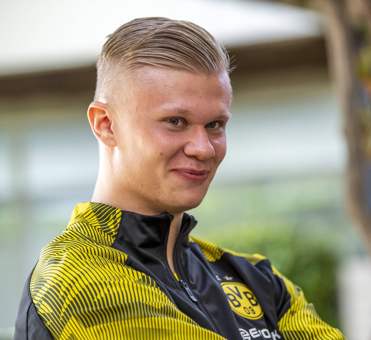 剑南春丨拜仁让二追六6-2逆转弗赖堡，奥利塞2射3传，卡尔传射（剑南春丨拜仁2球落后连入6球6-2翻盘弗赖堡，奥利塞梅开二度+3助，卡尔传射）